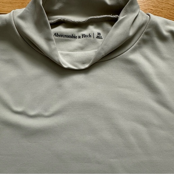 Short sleeve sleek seamless mock neck top - Picture 3 of 4